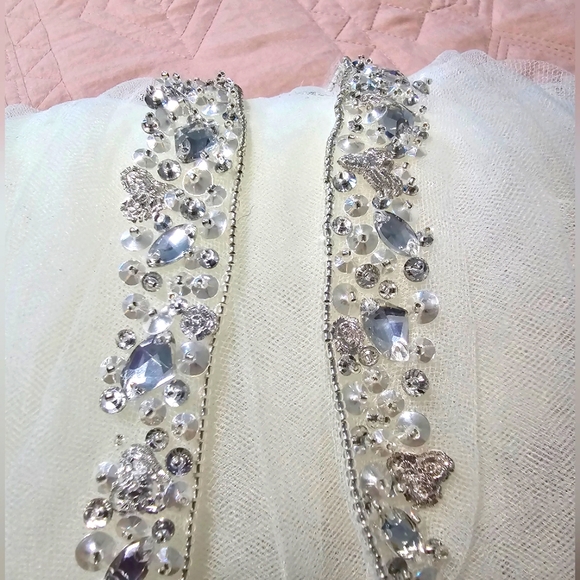 Bling Embellished Fingertip Bridal Veil - Picture 6 of 8